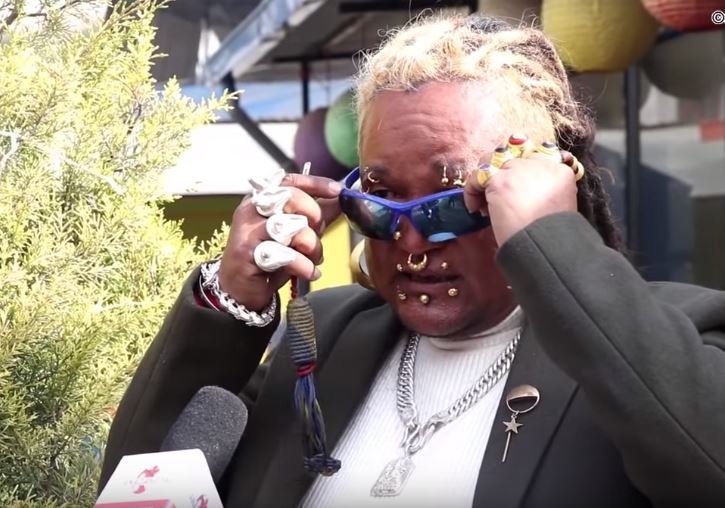 काठमाडौंमा भेटिए सुनै-सुनले भरिएका मान्छे – को हुन् ति व्यक्त्ति हेर्नुहोस(भिडियो)