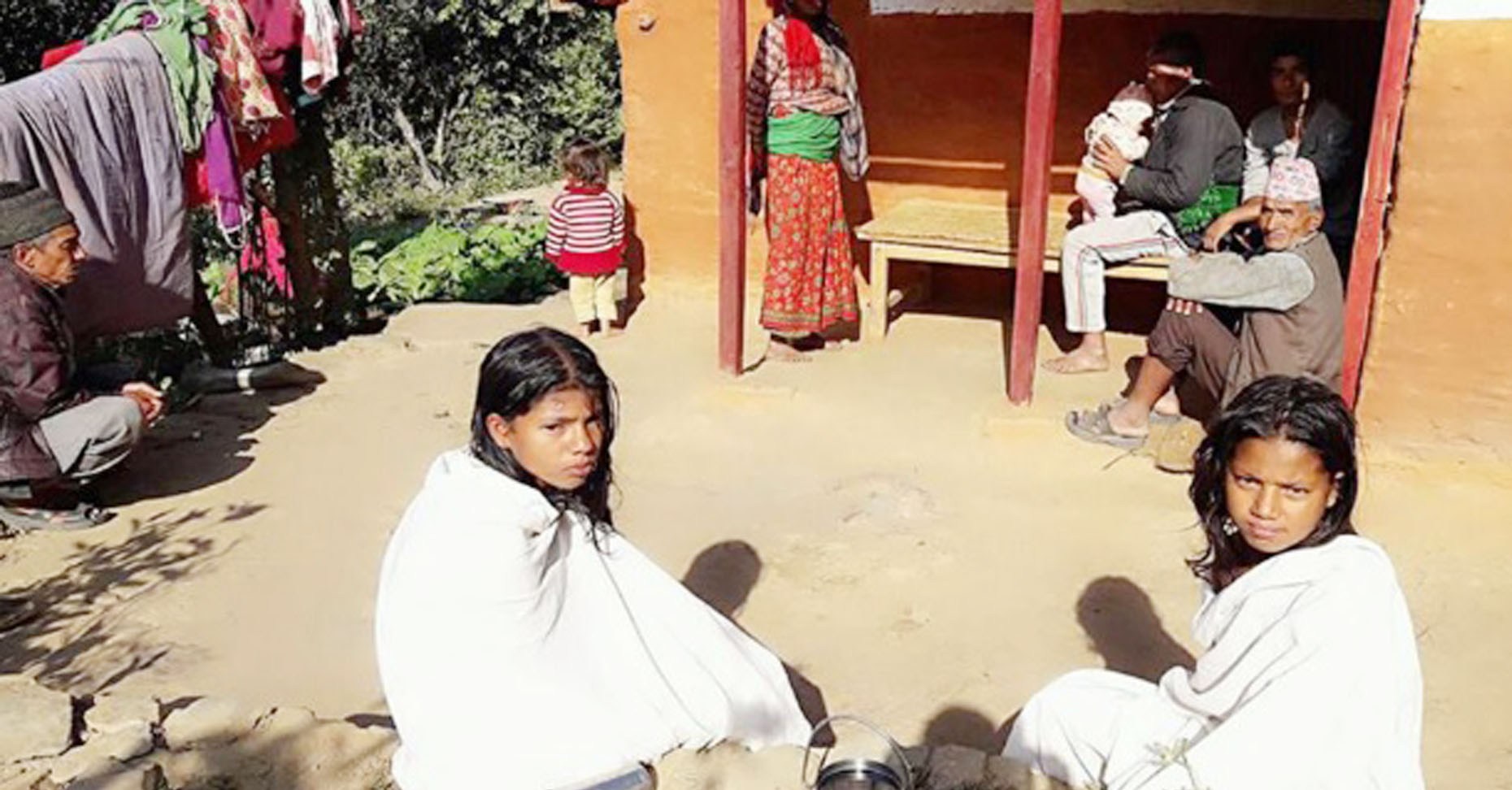समाजको भ्रम चिर्दै दुई छोरी आफ्नी आमाको किरिया बसेपछि , उनीहरु भन्छन् ;कपाल खौरनेबाहेक हामीले  अरु सबै गरिरहेका छौ …..