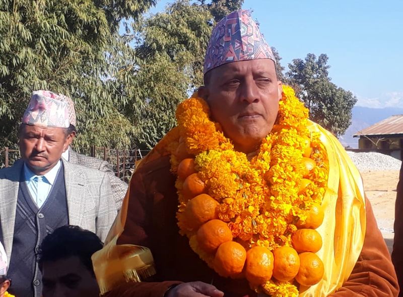 मन्त्री ढुंगेललाई रामेछापको ओख्रेनीमा सुन्तलाको माला