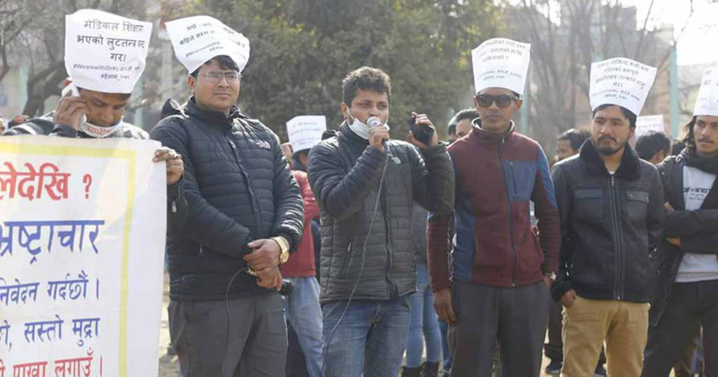 प्रधानमन्त्री केपी शर्मा ओलीलाई झट्का ,झलनाथ खनालको गृहजिल्लामा बल्यो आगो