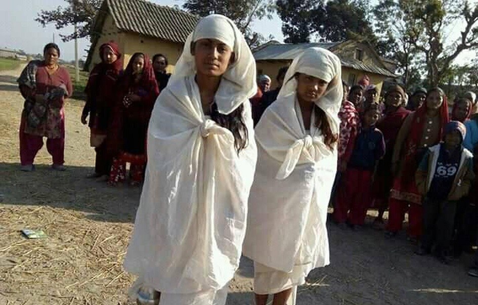के हुदैन गर्न नारीले हामि नै अन्धोभक्त हैनौर ? हेर्नुहोस  दाङ  कि यी २ चेलीको आट ,जसले आफ्नै आमाको किरिया गरेर पारिन दुनियालाई चकमन्न