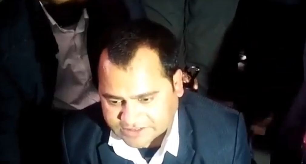 मन्त्रिले यसरि हाने सचिवलाई झापड,पत्रकारका अगाडी यसरि रोए सचिब – को हुन् ति सचिब ?