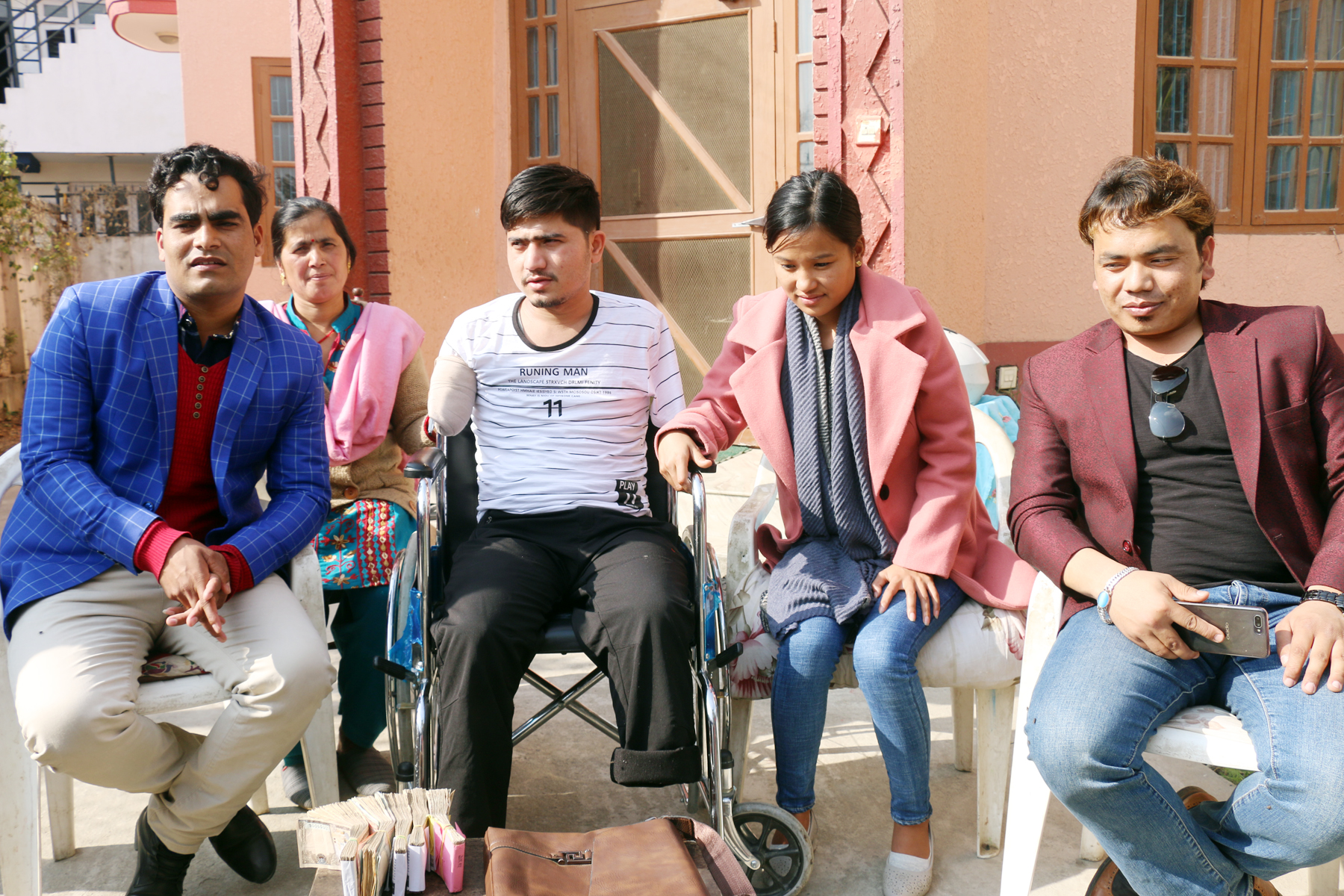 कृष्ण ओलीलाई सहयोग गर्न ठुलो रकम सहित पुगे लोक गायक किरणबाबु पुन र तिलक परियारको टोलि