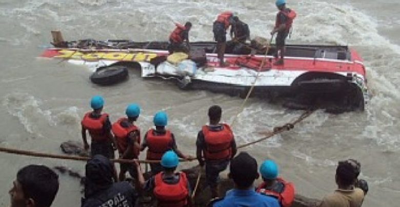 भेरी नदीमा खस्याे बस ! गयो ४ जनाकाे ज्यान ९ जना घाईते कैयौ यात्रु बेपता