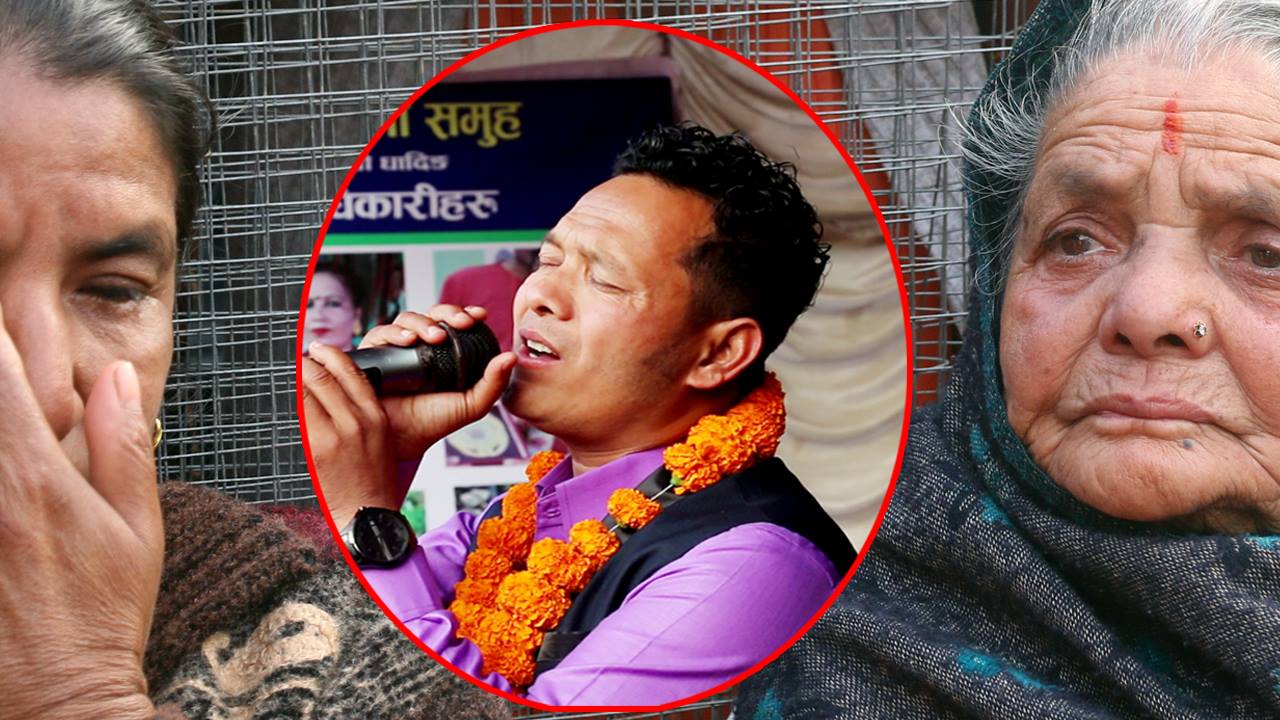 लोक गायक बद्री पंगेनीले पहिलोपटक आमा गीत गाउँदा स्टेजमै चल्यो रुवाबासी,बद्री पंगेनी पनि रोए भक्कानिएर
