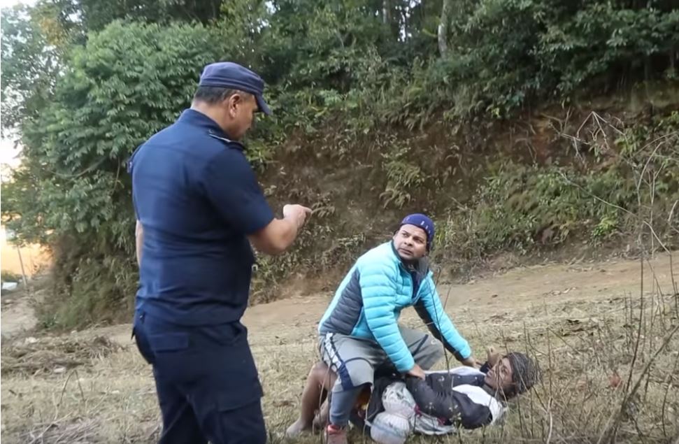 मेरी बासैका कलाकार बल्छी र बान्द्रेको कुटाकुट,हेर्नुहोस(भिडियो)