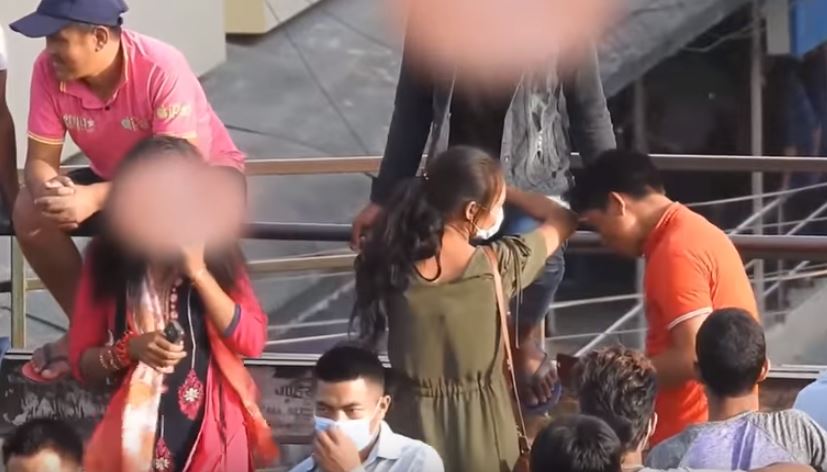 काठमाडौंमा दिउसै यसरि हुन्छ यौन धन्दा ! यौनकर्मि र ग्राहक बिचको संवाद ,जस्ताको त्यस्तै ,हेर्नुहोस(भिडीय)