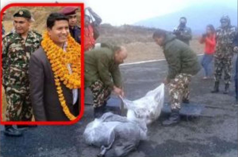 एयरपोर्टमै यसरि चलेको थियो रुवाबासी : पलाष्टिकको पोकोमा मन्त्री रवीन्द्र अधिकारीको मृतक शरीर देखि  मृतक पाईलट,सुरक्षाकर्मि काठमाण्डौमा