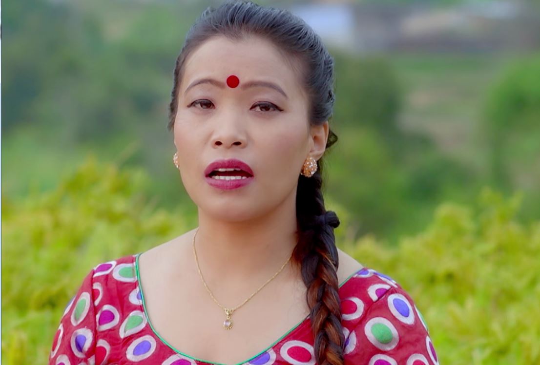 चर्चित गायिका देवी घर्तीको गाउँमा रुवाबासी ! सुनासान बस्तीमा सकिए हास्ने दिन अन्तिम श्वास”हरियो बास”मा ,मन सम्हालेर-हेर्नुहोस यो(भिडियो)
