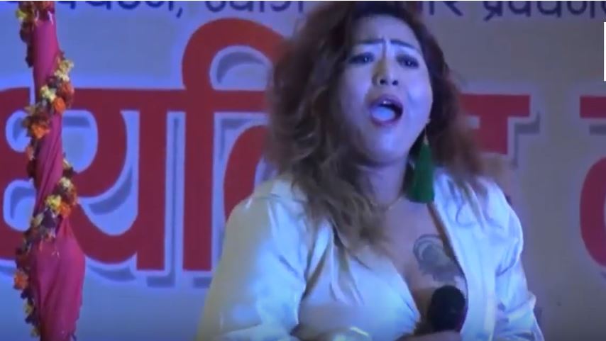 स्टेजमा सरस्वती लामाको फेरी नाङ्गो हर्कत-गाउदा गाउदै छाती देखाए पछी , दर्शकले यतिसम्म भने पछी …(भिडियो)