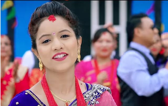 विवाहित मिना अधिकारीले शंकर बिसीलाई बिहे आटम भन्दा फेरी मिडियामा भाईरल ,हेर्नुहोस(भिडियो)