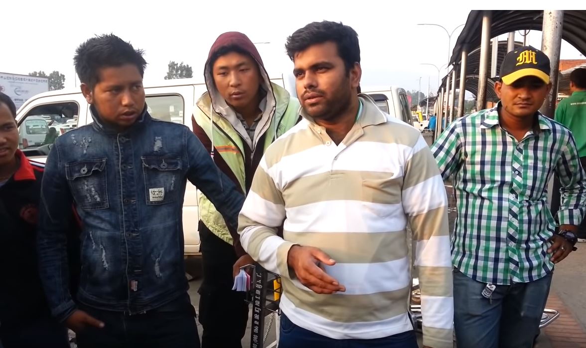 त्रिभुवन अन्तराष्ट्रिय विमानस्थलमा यस्तो दादागिरी ! साउदीबाट आएका सोझा नेपाली युवाहरु यसरी लुटिए ,हेर्नुहोस भिडियो