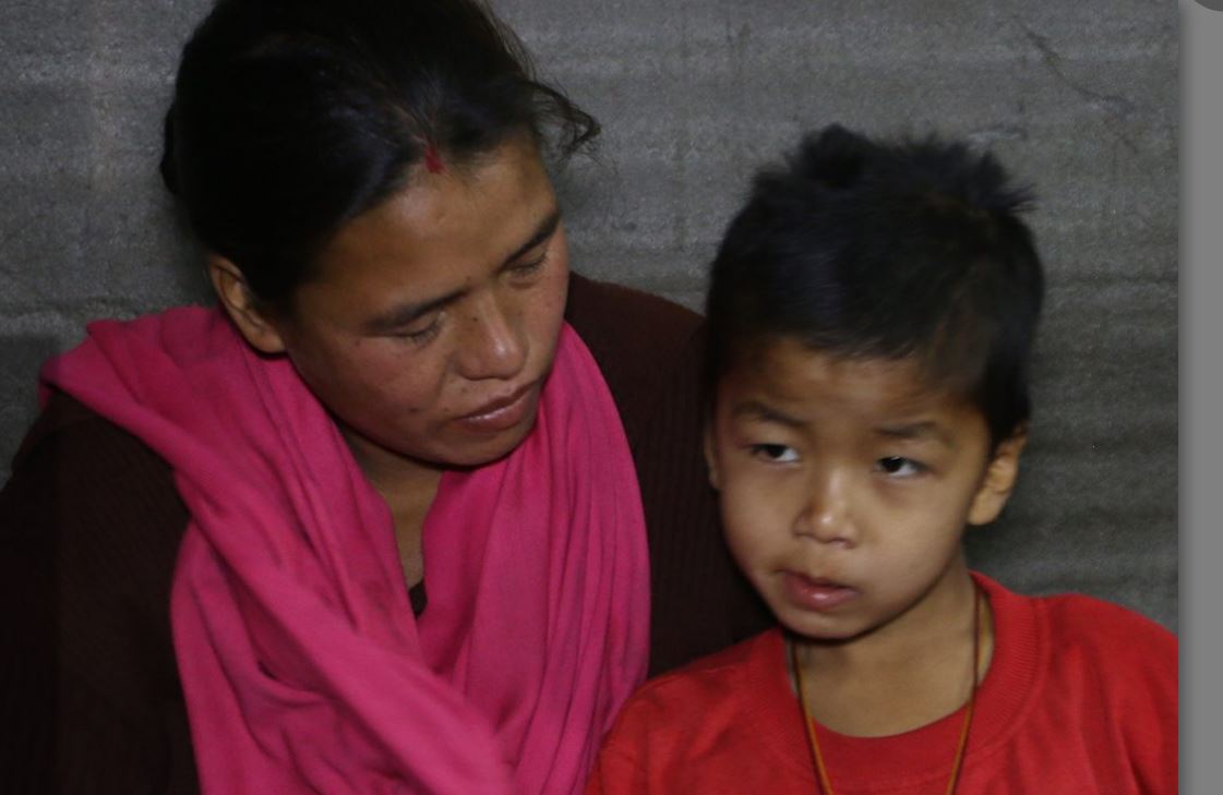 यी ६ वर्षीय बालकलाई ब्लड क्यान्सर : पैसा नहुँदा हस्पिटलले  पठायो घर ,आमा रुदै मिडियामा (भिडियोमा)