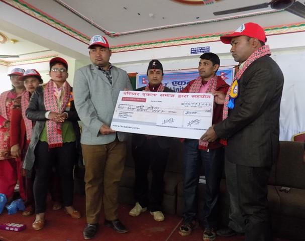 परियार एकता समाजद्धारा मुटुरोगीलाई आर्थिक सहयोग