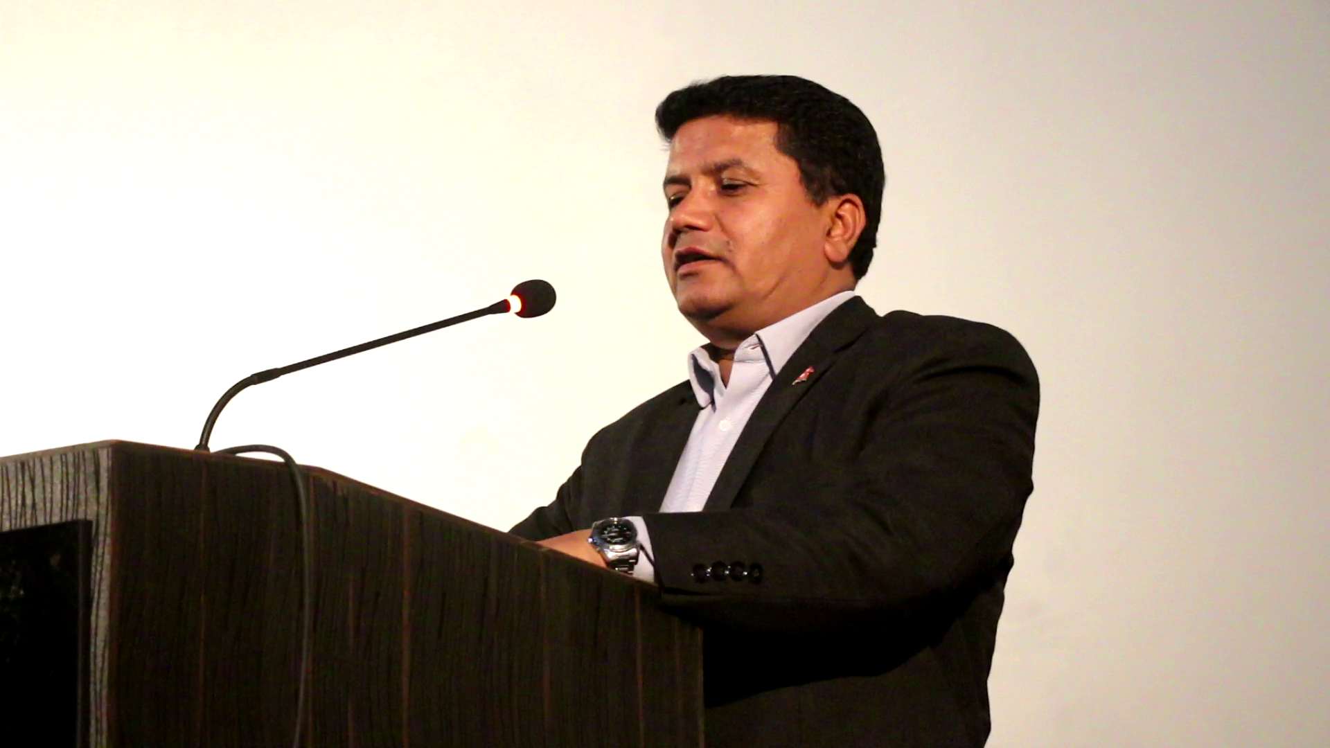 आफ्नो अंगरक्षकलाई समेत स्टेजमा लागेका थिएनन मृत्यु भन्दा अगाडिको अन्तिम भाषणमा रबिन्द्र अधिकारीले !हेर्नुहोस भिडियोनै