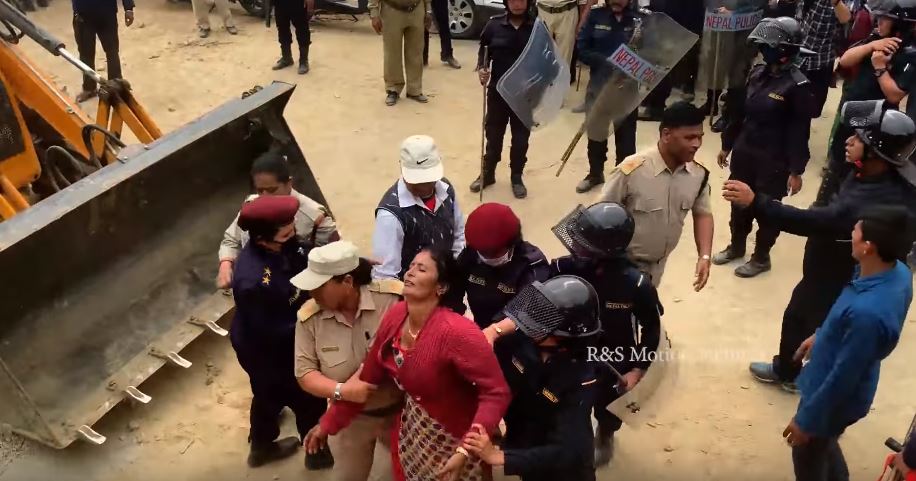 पोखरामा स्थानीय, प्रहरी र जनप्रतिनिधबीच झन्डै कुटाकुट (भिडियो)