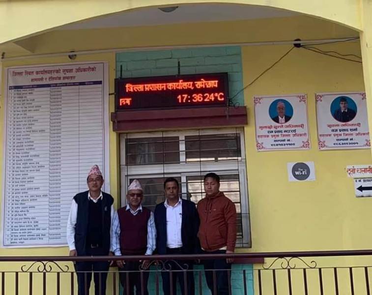 जिल्ला प्रशासन कार्यालय रामेछापमा तापक्रम मापन डिजिटल डिस्प्ले जडान