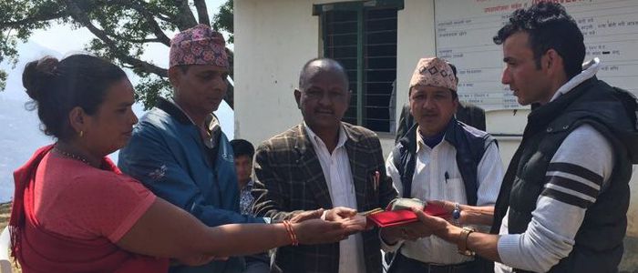 यी हुन् पर्वतका मनकारी युवा ,जसले लाखाैंकाे गहनासहितको झोला फिर्ता गरे