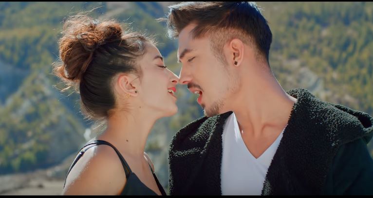 चलचित्र ‘ए मेरो हजुर ३’को गीत ट्रेण्डिगंमा – अनमोल केसी र सुहानाको यस्तो रोमान्स