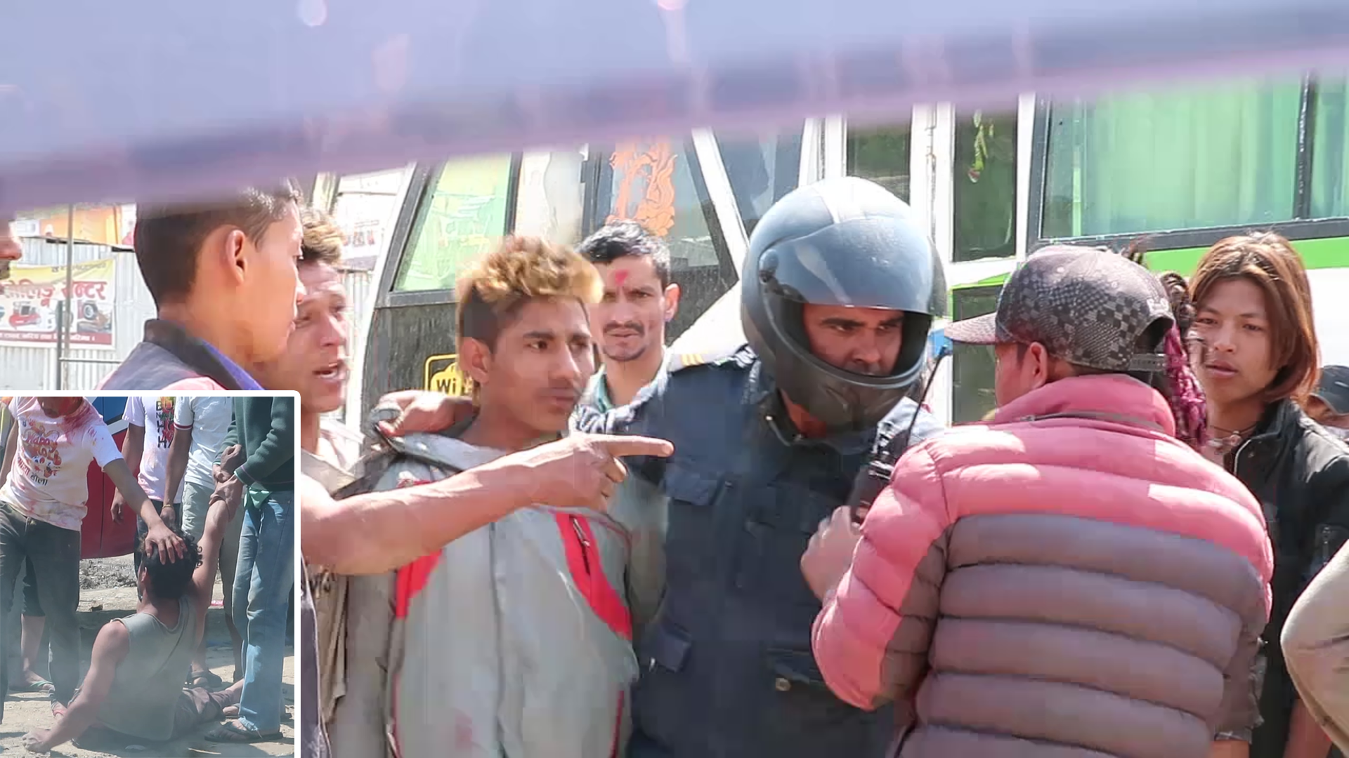 होलीमा रमाईलो भन्दा विकृति धेरै-कलर छर्किने देखि खुकुरी र ढुंगा हानाहान(भिडियो)