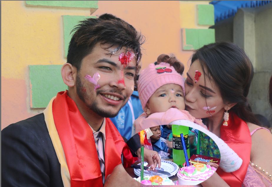 जन्म दिनकै दिन ६ महिनाकी छोरी सहित सारिका केसी कमल सरगमसंग मिडियामा,केछ त्यस्तो सम्बन्ध(भिडियो)