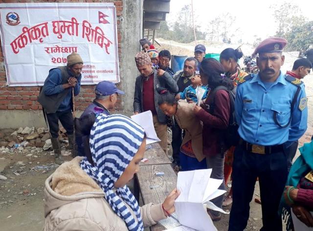 लिखु तामाकोसीमा सञ्चालित शिविरबाट २ सय ७७ नागरिकता वितरण