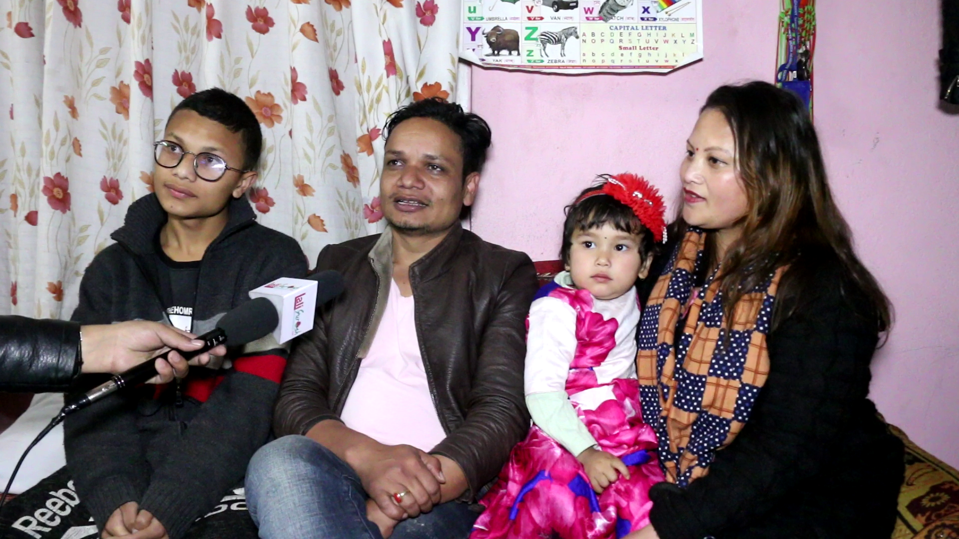 भाइरल लोक  गीत लालुमैका सर्जक शिब हमाल परिवार सहित पहिलोपटक मिडियामा !१७बर्षमा बिहे