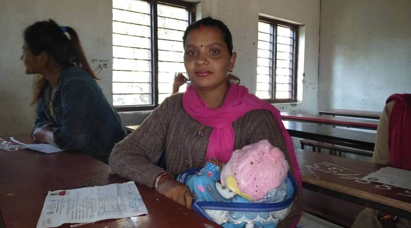 शिशु काखमै च्यापेर १५ दिने सुत्केरी भण्डारी एसईई परीक्षामा सहभागी