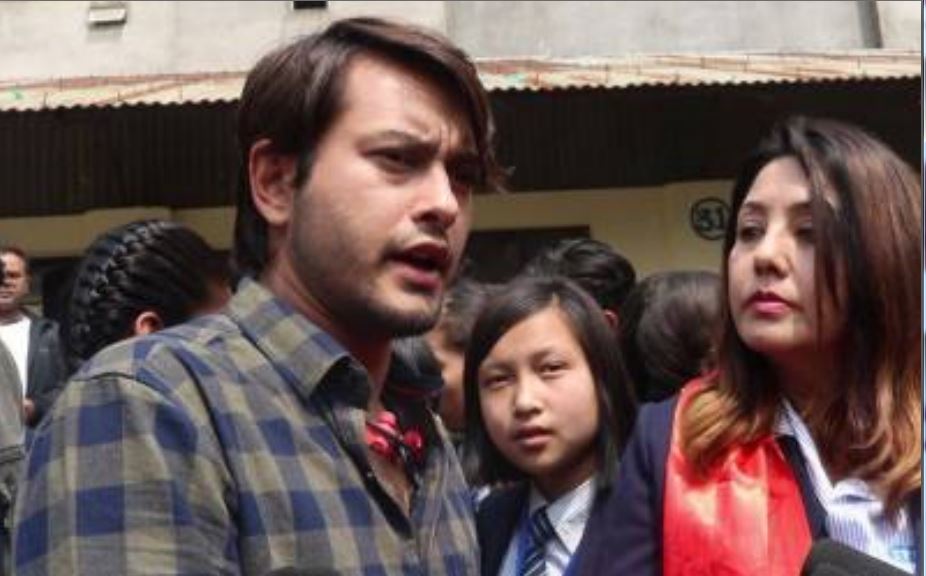 करिश्मालाई परिक्षा केन्द्र मै छोडेनन  प्रदीप खड्काले ,यस्तो खोले आन्तरिक रहश्य(भिडियो)