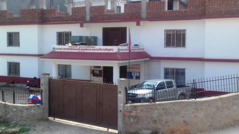 मन्थली नगरपालिकाका कर्मचारी मोवाइलमा व्यस्त , कार्यालयको सरसफाई अस्तव्यस्त