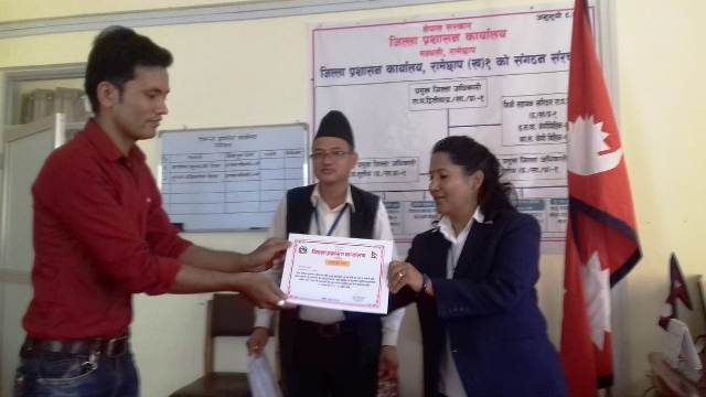 तामाकोसी अनलाइनका कार्यकारी सम्पादक सहित ५ पत्रकार जिल्ला प्रशासन कार्यालयबाट सम्मानित