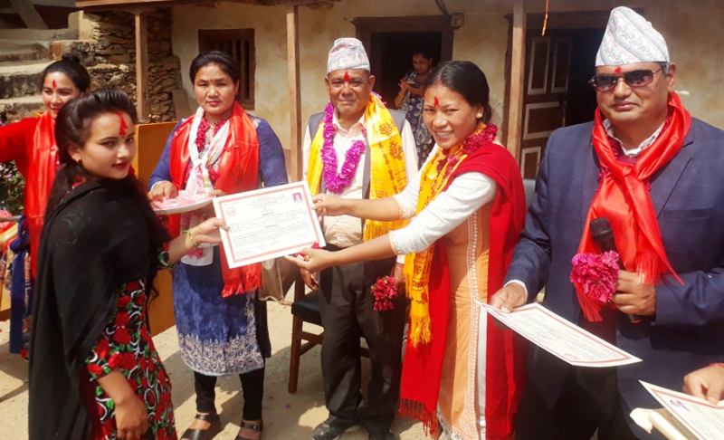रामेछाप गेलुका महिलाहरुलाई तीन महिने सिलाईकटाई तालिम