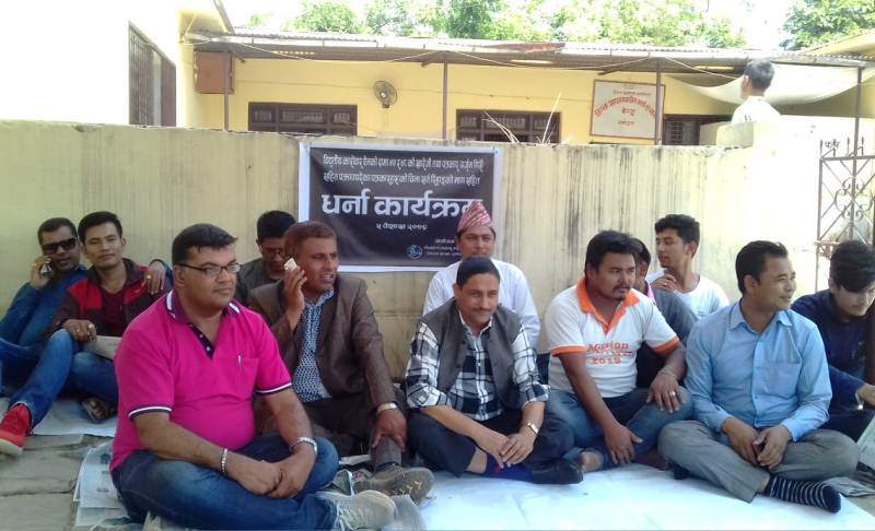 विद्युतीय कारोबार ऐनको दफा ४७ र ४८ खारेज गर्न माग गर्दै रामेछापका पत्रकारहरु आन्दोलित
