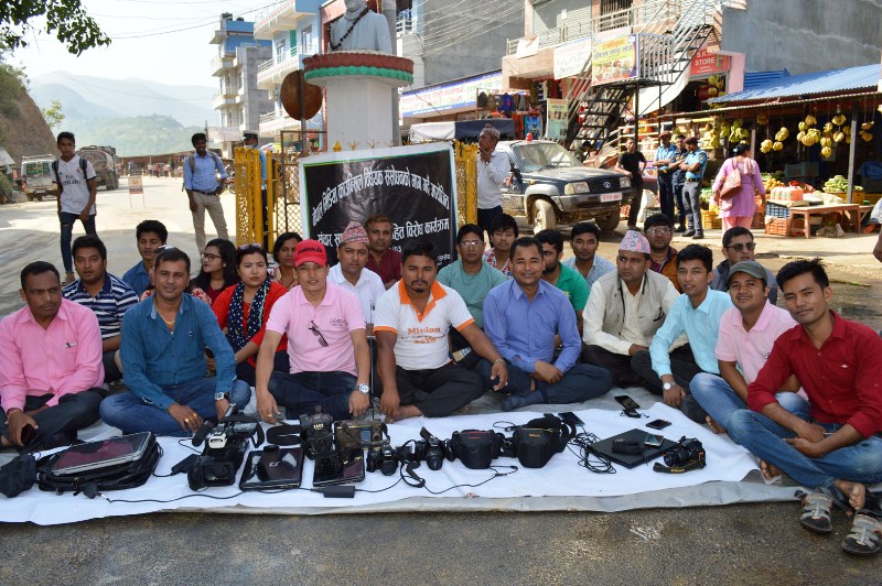 रामेछापका पत्रकारहरु मिडिया काउन्सिल विद्येयक संसोधनको माग गर्दै सडकमा