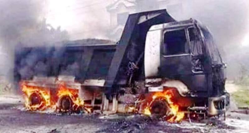 रामेछापमा नक्कली बमको त्रास , ट्रिपरमा आगजनी