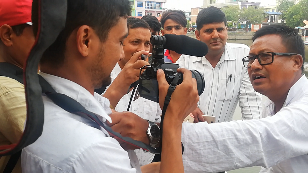 कर्मचारीलाई ‘भ्रष्ट’ भन्दै कोठा थुनेर पिट्ने मेयरले पत्रकार माथि गरे यस्तो अपमान,हेर्नुहोस(भिडियो)