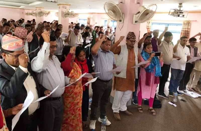 नेकपा रामेछापका पदाधिकारीले पद तथा गोपनियताको सपथ लिए