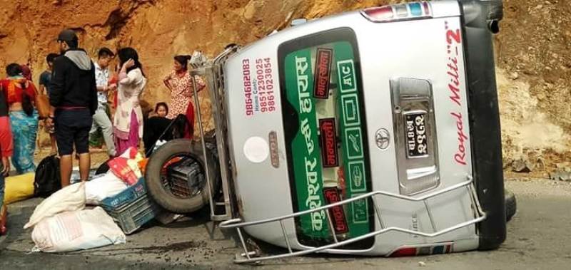 रामेछापमा माइक्रोवस दुर्घटनाः १३ जना घाइते