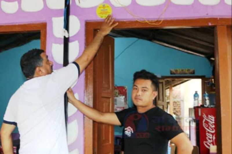 सिन्धुलीको अधिकांश होटलमा स्टिकर  टाँसियोः पहेँलो स्टिकर टाँसेकोमा खाना खान अयोग्य