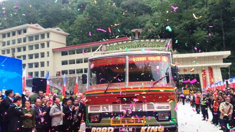 चीनबाट सामान बोकेर ४ वटा कन्टेनर तातोपानी आइपुग्यो, स्थानीयमा खुशीयाली