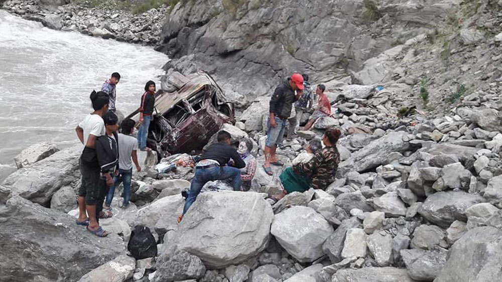 फेरी त्रिशूलीमा खस्यो जिप ! बेपत्ताको खोजी जारी,घाईतेको उपचार