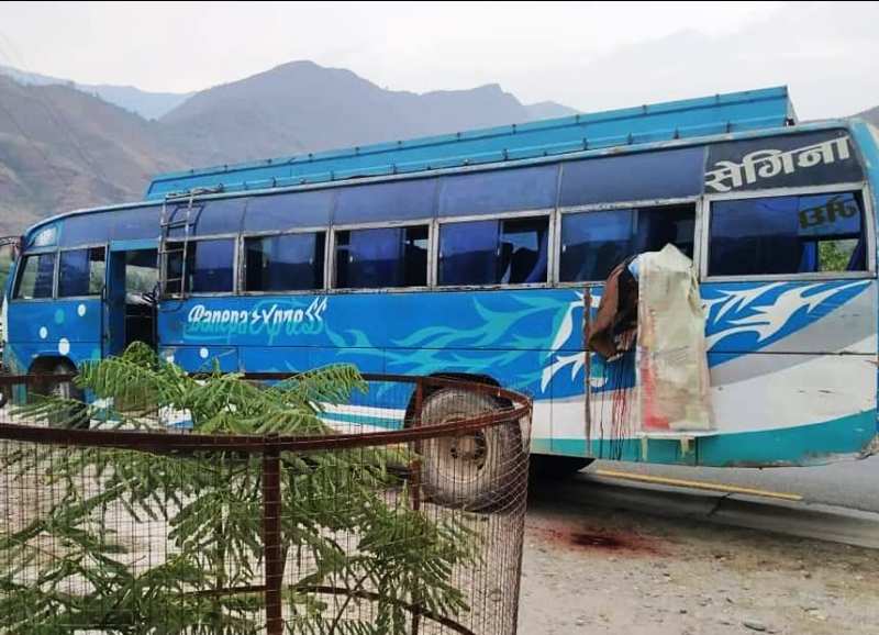 सिन्धुलीमा स्कुल बसको झ्यालबाट टाउको निकाल्दा रामेछापका एक बालकको मृत्यु