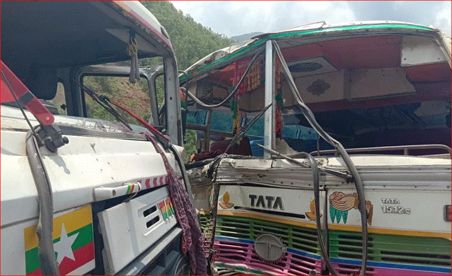 बस र ट्याङ्कर ठोक्किदा १८ घाइते ! झन्डै गयो ज्यान