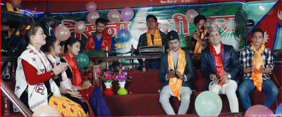 रत्न श्रेष्ठ र गायिका सविता परियार बिचको घम्सा घम्सी दोहोरि: “पान फुले पछेउरी” गीत मै हानाहान (भिडियो)सार्बजनिक