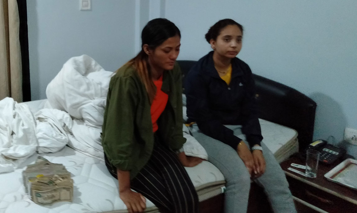 भारतीय सेनाको भर्तीमा आर्थिक चलखेल : नगद साढे ६ लाखसहित पक्राउ परेका पोखराका सुजाता पाठक र शर्मिला अधिकारी।