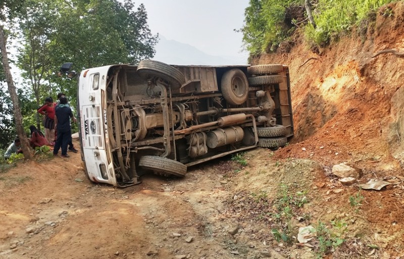 रामेछापको सैपुमा यात्रुबहाक बस दुर्घटना हुँदा ६ जना गम्भीर