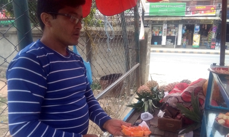 परिश्रम गरे के हुन्न ! विदेश जानै पर्दैन नेपालमै ठेलागाडाकै व्यापार फलिफाप