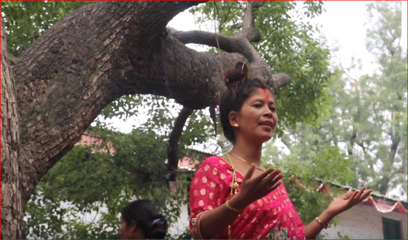 यिनै हुन् कलियुगकी धर्तीमाता ! धर्ती मातालाई भेट्न बिरामीहरुको घुइचो, प्रहरिले नै पन्छ्याउनु पर्‍यो भिड(भिडियो)
