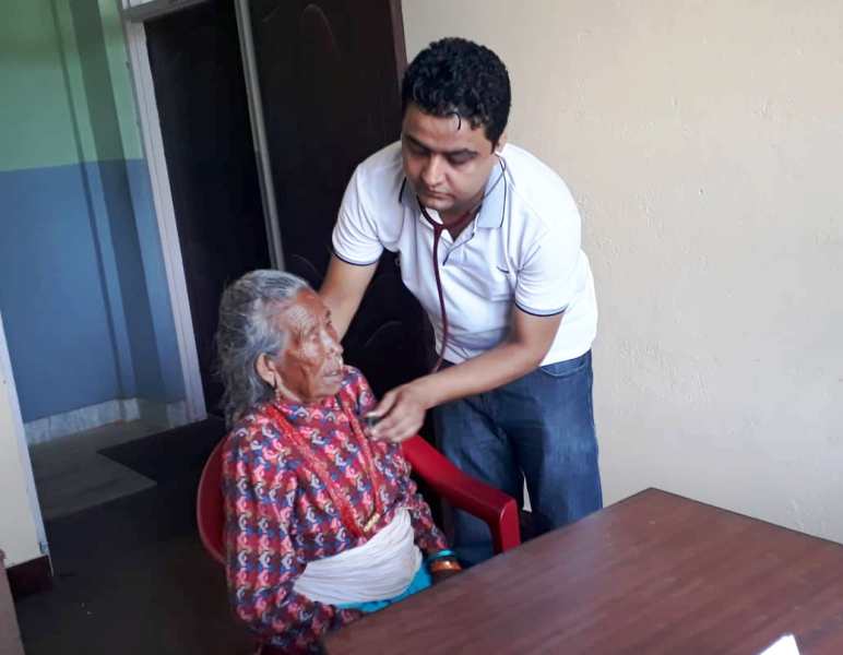 जिल्ला अस्पताल रामेछापमा दुईदिने वृहत स्वास्थ्य परिक्षण शिविर ,पहिलोदिन पाँच सयले सेवा लिए