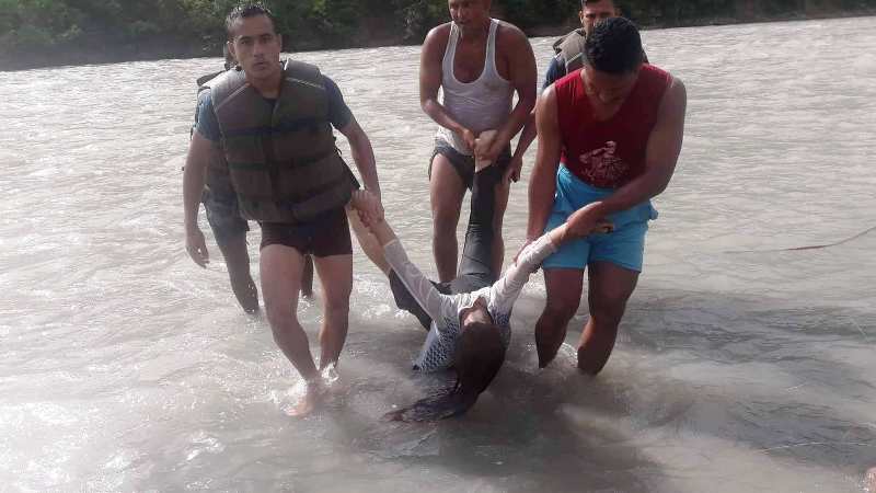 सेल्फी खिच्ने क्रममा तामाकोशी नदीमा खसेर रामेछापमा एक युवतीको ज्यान गयो